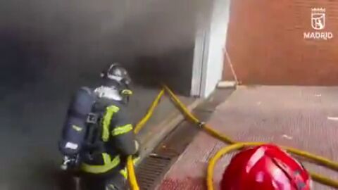  V&Iacute;DEO: Un incendio en un garaje de Madrid afecta a un edificio de 18 plantas y a cuatro veh&iacute;culos