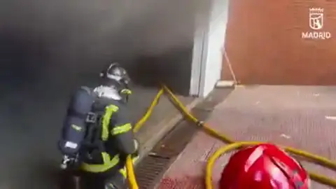 VÍDEO: Un incendio en un garaje de Madrid afecta a un edificio de 18 plantas y a cuatro vehículos VÍDEO: Un incendio en un garaje de Madrid afecta a un edificio de 18 plantas y a cuatro vehículos
