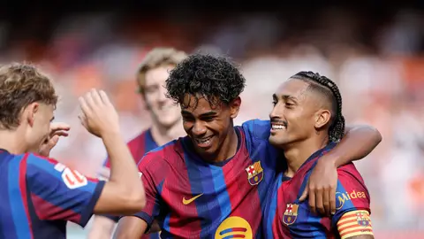 Los jugadores del Barcelona celebran uno de los goles ante el Valencia Los jugadores del Barcelona celebran uno de los goles ante el Valencia