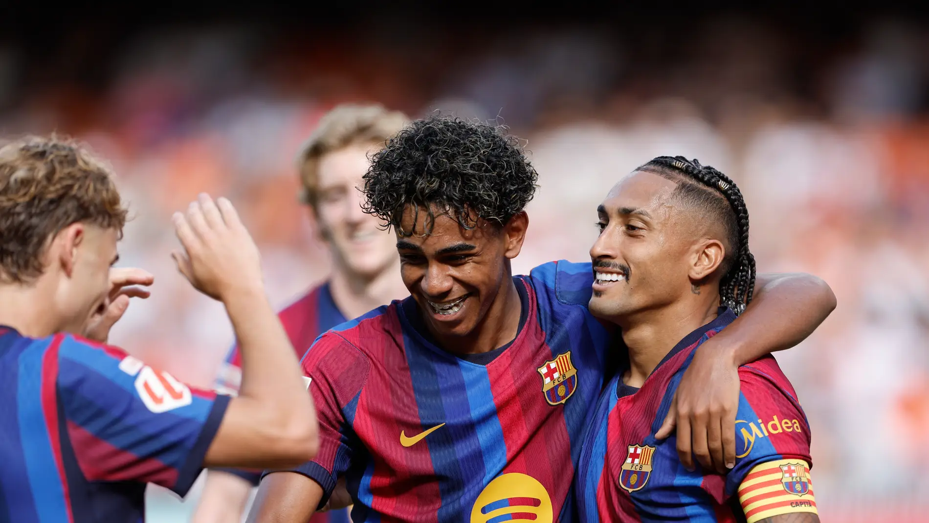 Los jugadores del Barcelona celebran uno de los goles ante el Valencia Los jugadores del Barcelona celebran uno de los goles ante el Valencia