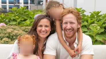 Imagen de Spencer Korwin junto a su familia