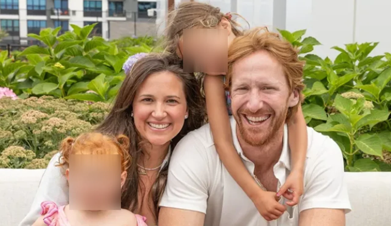 Imagen de Spencer Korwin junto a su familia