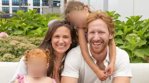 Imagen de Spencer Korwin junto a su familia Imagen de Spencer Korwin junto a su familia
