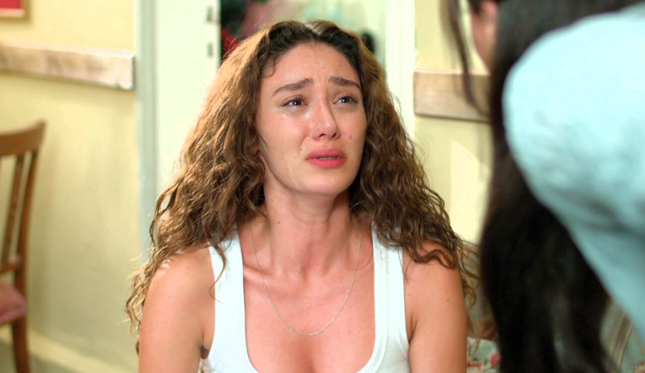 "&iquest;T&uacute; crees que somos ricos?": Zeynep estalla al descubrir la enorme deuda que Ebru contrajo por amor 