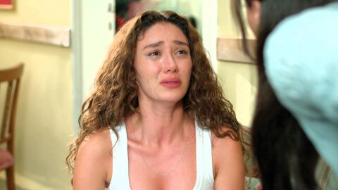 "&iquest;T&uacute; crees que somos ricos?": Zeynep estalla al descubrir la enorme deuda que Ebru contrajo por amor 