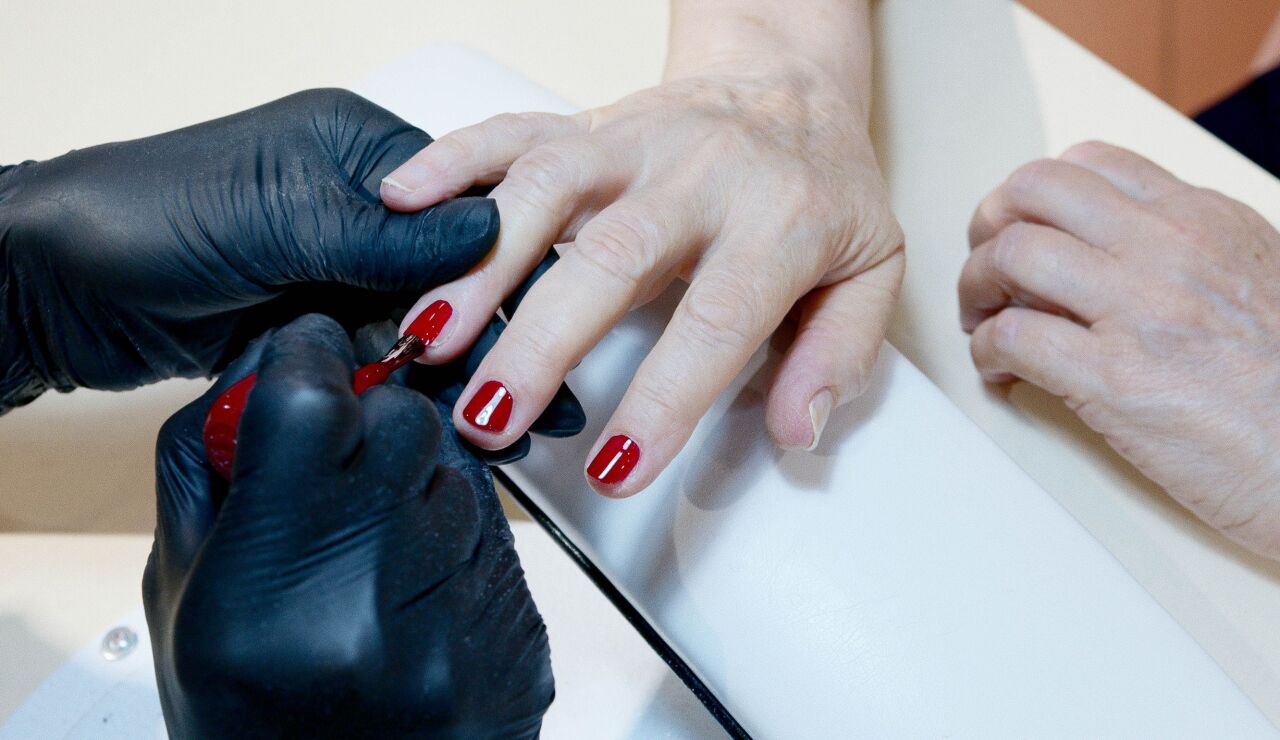Mujer haci&eacute;ndose la manicura
