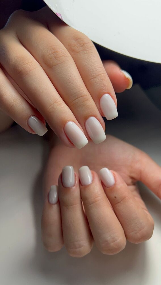 Manicura blanca lechosa