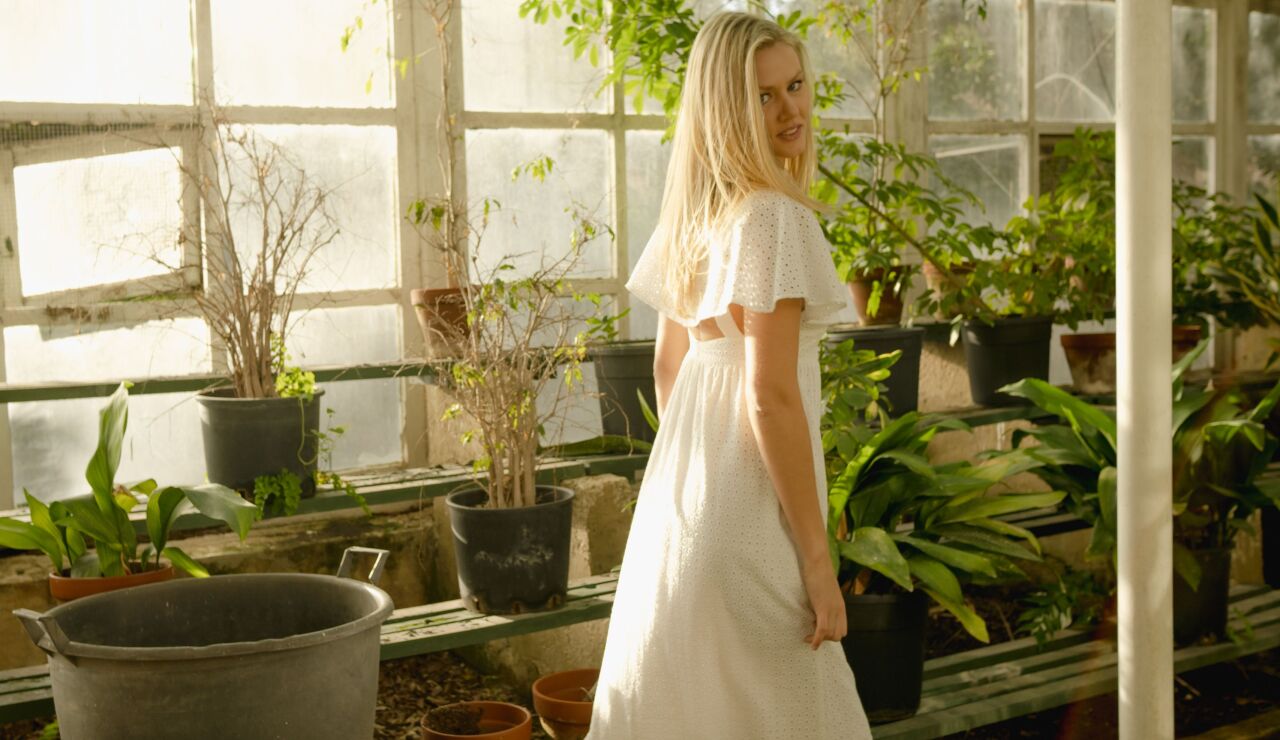 Mujer con un vestido bordado