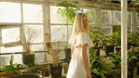 Mujer con un vestido bordado Mujer con un vestido bordado