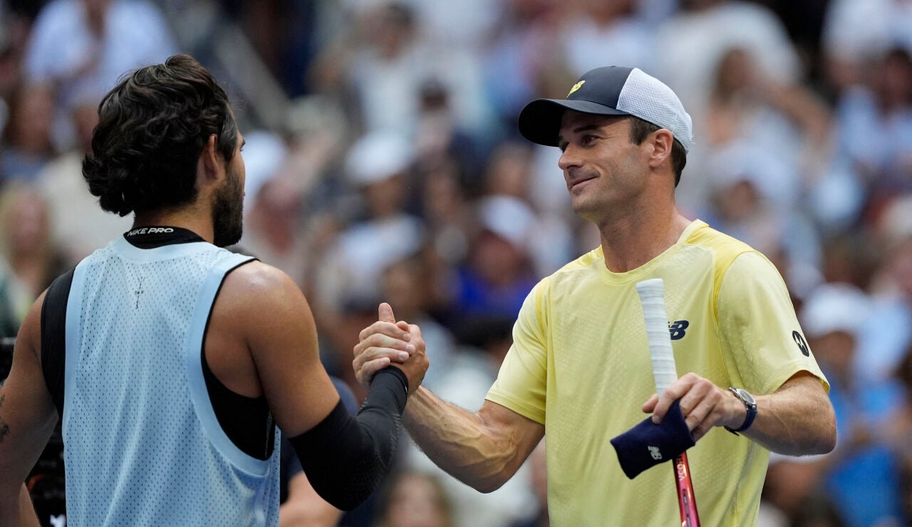 Tommy Paul felicita a Carlos Alcaraz tras su partido en el US Open