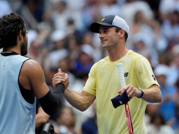 Tommy Paul felicita a Carlos Alcaraz tras su partido en el US Open