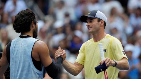 Tommy Paul felicita a Carlos Alcaraz tras su partido en el US Open