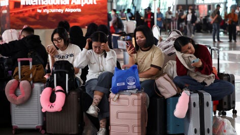 Pasajeros varados en el aeropuerto de Yakarta 