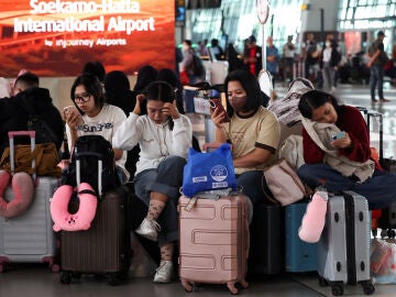 Pasajeros varados en el aeropuerto de Yakarta 