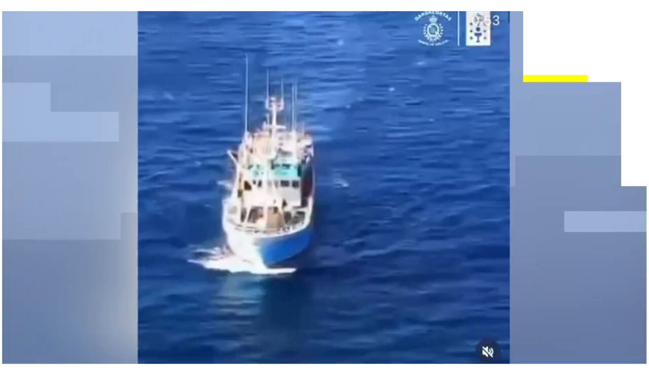 Rescatan a un marinero herido en un barco que pescaba cerca de las islas C&iacute;es