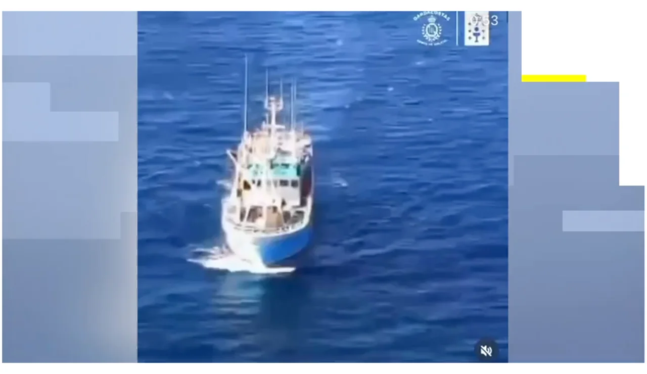 Rescatan a un marinero herido en un barco que pescaba cerca de las islas Cíes