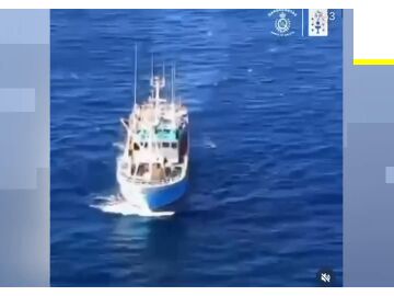 Rescatan a un marinero herido en un barco que pescaba cerca de las islas C&iacute;es