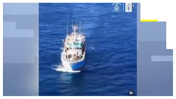 Rescatan a un marinero herido en un barco que pescaba cerca de las islas C&iacute;es
