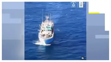 Rescatan a un marinero herido en un barco que pescaba cerca de las islas Cíes Rescatan a un marinero herido en un barco que pescaba cerca de las islas Cíes