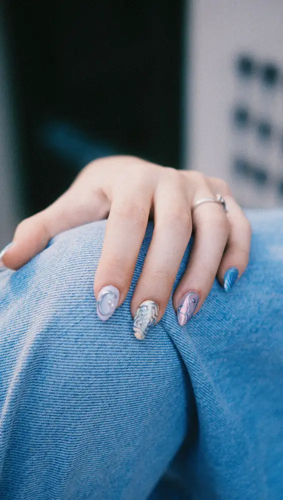 Manicura con detalles metálicos Manicura con detalles metálicos