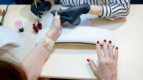 Mujer haciéndose la manicura