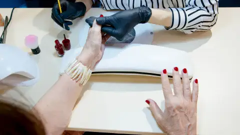 Mujer haciéndose la manicura Mujer haciéndose la manicura