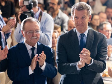 El presidente de la Ciudad Aut&oacute;noma de Ceuta, Juan Jes&uacute;s Vivas Lara, presentado por el presidente Nacional del Partido Popular, Alberto N&uacute;&ntilde;ez Feij&oacute;o, participa en un desayuno informativo de F&oacute;rum Europa,