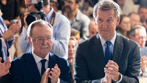 El presidente de la Ciudad Aut&oacute;noma de Ceuta, Juan Jes&uacute;s Vivas Lara, presentado por el presidente Nacional del Partido Popular, Alberto N&uacute;&ntilde;ez Feij&oacute;o, participa en un desayuno informativo de F&oacute;rum Europa,