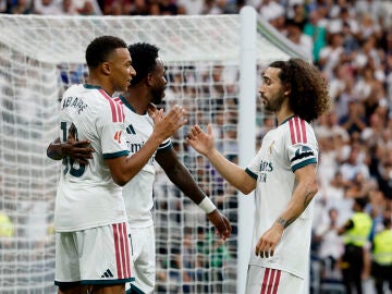 Mbapp&eacute;, Vin&iacute;cius y Cucurella celebran un gol 