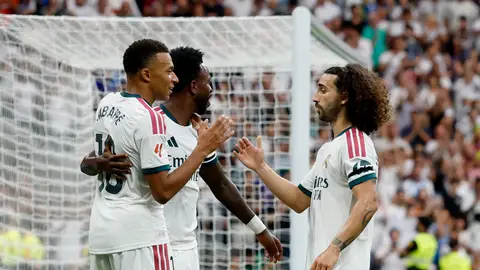 Mbappé, Vinícius y Cucurella celebran un gol Mbappé, Vinícius y Cucurella celebran un gol