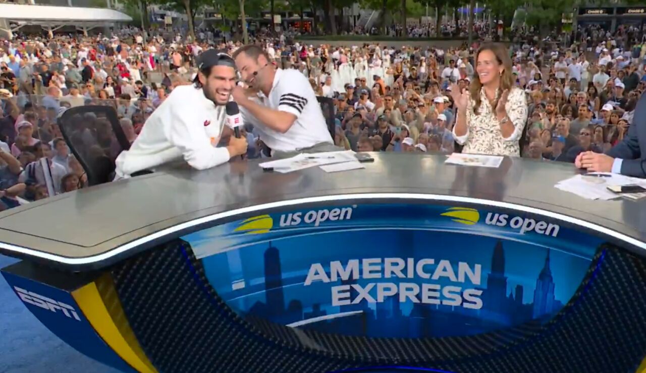 Carlos Alcaraz, en plena entrevista para la ESPN con Roddick