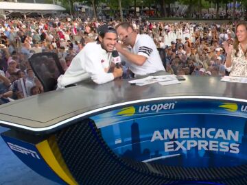 Carlos Alcaraz, en plena entrevista para la ESPN con Roddick