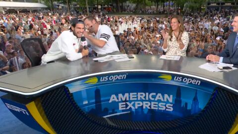 Carlos Alcaraz, en plena entrevista para la ESPN con Roddick