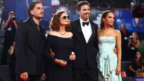 El director Andrea Pallaoro con Luca Marinelli, Susan Sarandon y Alicia Vikander, reparto de The Echo Camber en el Festival de Venecia