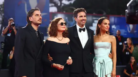 El director Andrea Pallaoro con Luca Marinelli, Susan Sarandon y Alicia Vikander, reparto de The Echo Camber en el Festival de Venecia El director Andrea Pallaoro con Luca Marinelli, Susan Sarandon y Alicia Vikander, reparto de The Echo Camber en el Festival de Venecia