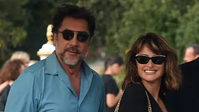Penélope Cruz conquista Venecia junto a Javier Bardem con un maxibolso de Chanel y un vestido negro que nunca falla Penélope Cruz conquista Venecia junto a Javier Bardem con un maxibolso de Chanel y un vestido negro que nunca falla