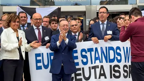 El presidente de Ceuta, Juan Jesús Vivas (c), durante el encuentro con miembros de Nuevas Generaciones del PP a las puertas del Parlamento Europeo en Bruselas El presidente de Ceuta, Juan Jesús Vivas (c), durante el encuentro con miembros de Nuevas Generaciones del PP a las puertas del Parlamento Europeo en Bruselas