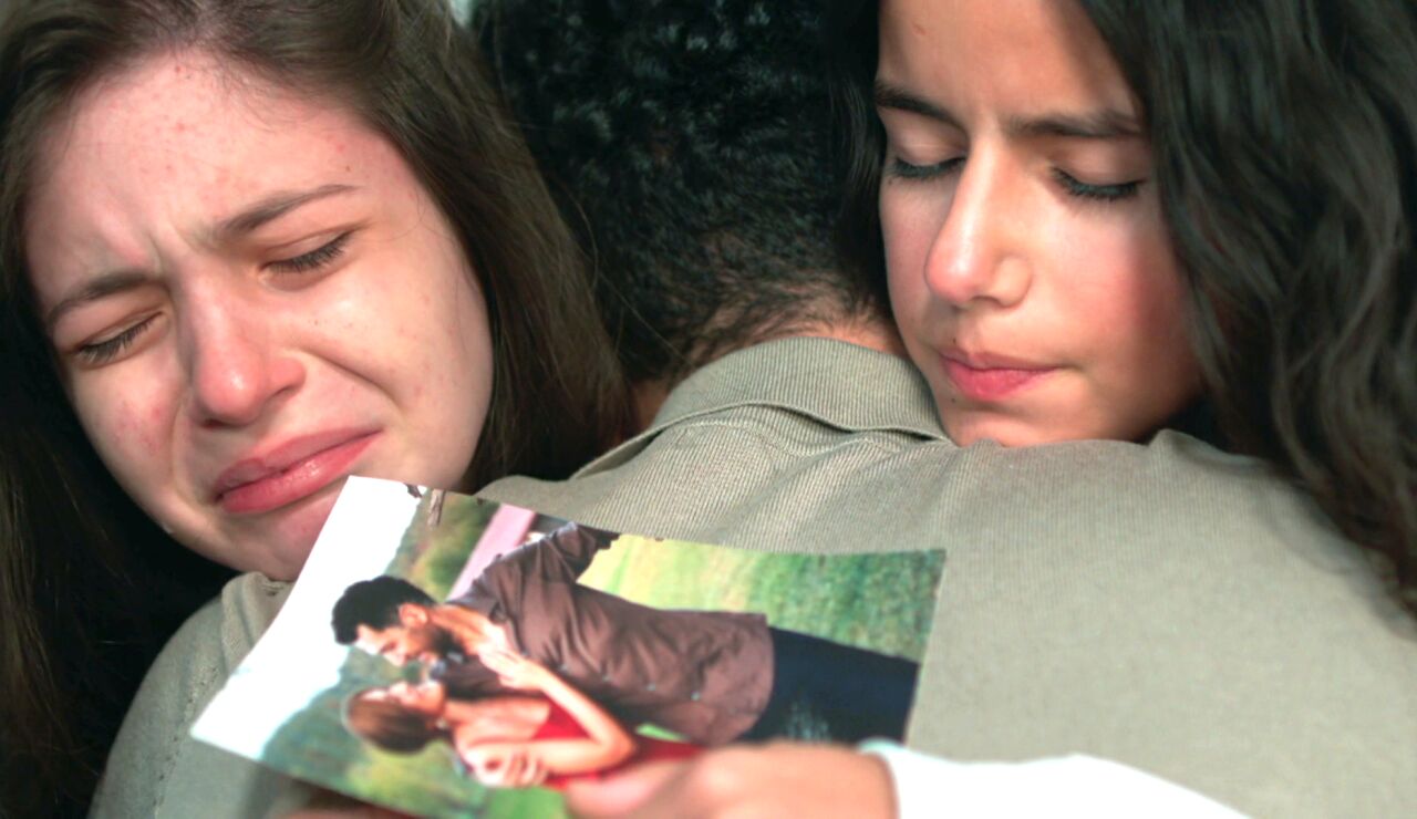 El abrazo m&aacute;s doloroso de Serhat con sus hijas tras la pregunta que pone en duda su fidelidad