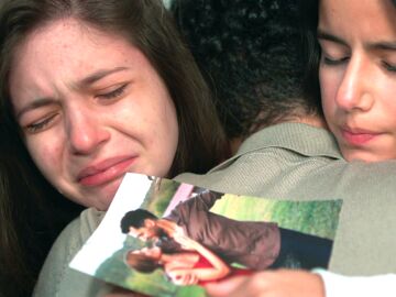 El abrazo m&aacute;s doloroso de Serhat con sus hijas tras la pregunta que pone en duda su fidelidad