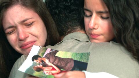El abrazo m&aacute;s doloroso de Serhat con sus hijas tras la pregunta que pone en duda su fidelidad