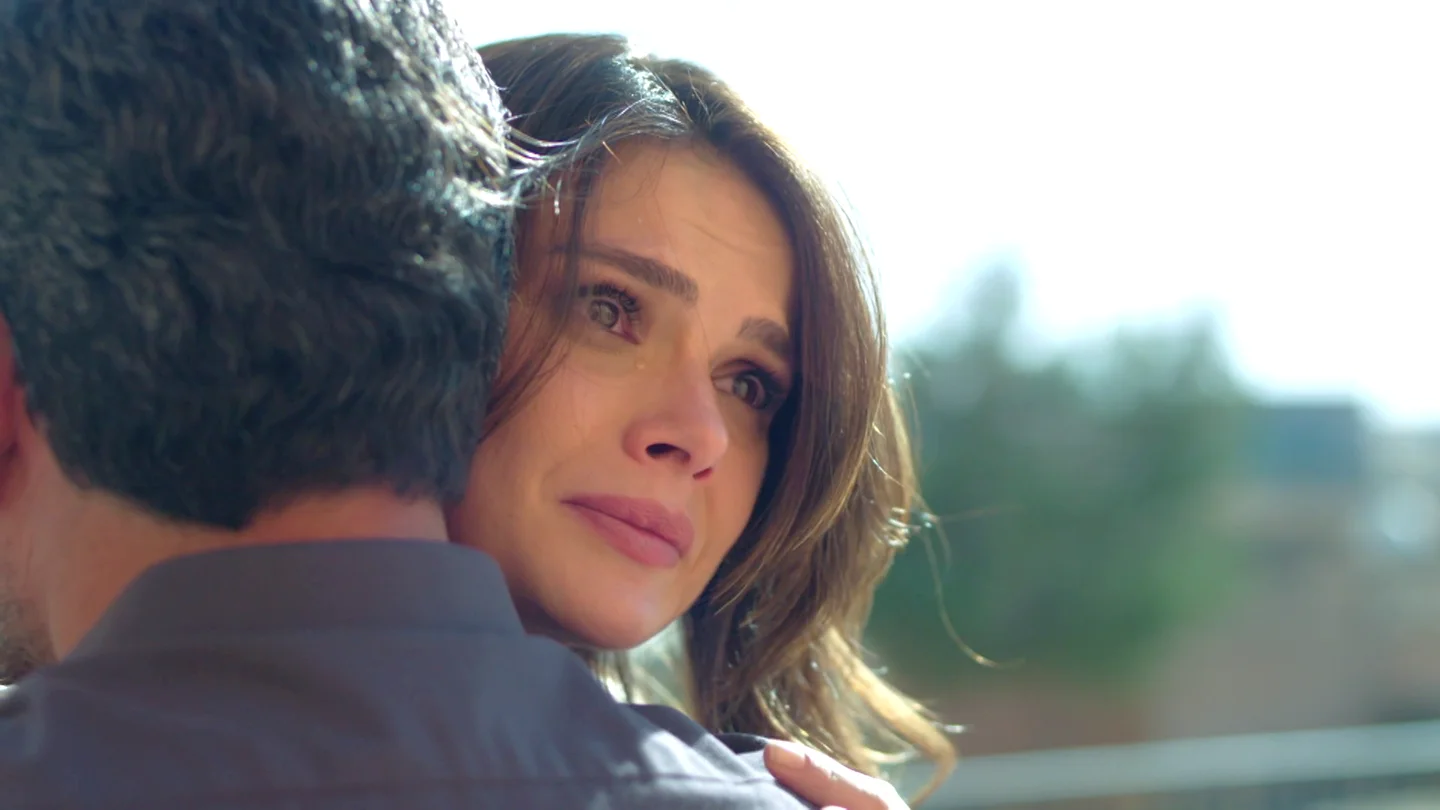 Alya cree que Cihan ya no la quiere y piensa en marcharse: él la detiene y la abraza Alya cree que Cihan ya no la quiere y piensa en marcharse: él la detiene y la abraza