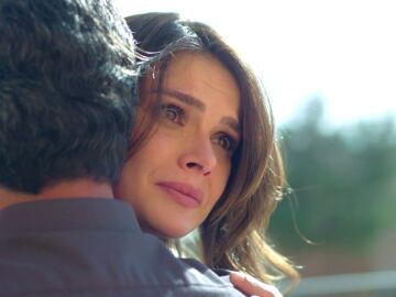 Alya cree que Cihan ya no la quiere y piensa en marcharse: &eacute;l la detiene y la abraza