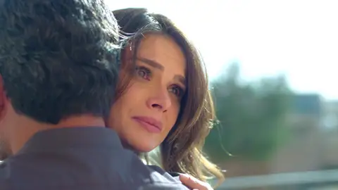 Alya cree que Cihan ya no la quiere y piensa en marcharse: él la detiene y la abraza Alya cree que Cihan ya no la quiere y piensa en marcharse: él la detiene y la abraza