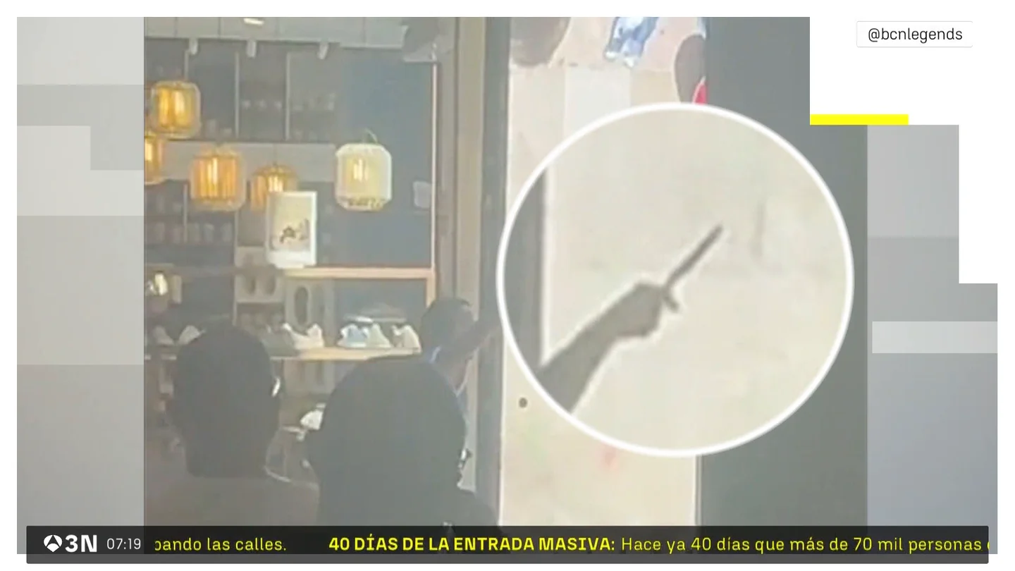 Este es el momento en el que detienen al hombre que entró con un cuchillo a un restaurante Este es el momento en el que detienen al hombre que entró con un cuchillo a un restaurante