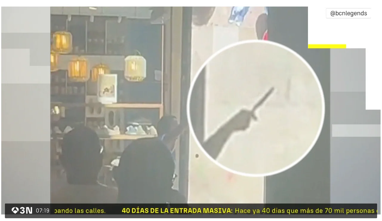 Este es el momento en el que detienen al hombre que entró con un cuchillo a un restaurante