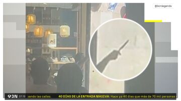 Este es el momento en el que detienen al hombre que entr&oacute; con un cuchillo a un restaurante