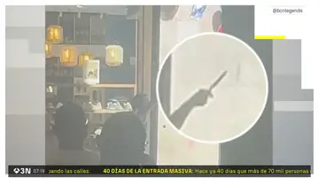 Este es el momento en el que detienen al hombre que entró con un cuchillo a un restaurante Este es el momento en el que detienen al hombre que entró con un cuchillo a un restaurante