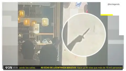 Este es el momento en el que detienen al hombre que entró con un cuchillo a un restaurante Este es el momento en el que detienen al hombre que entró con un cuchillo a un restaurante