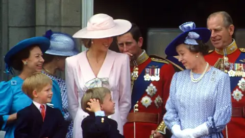 Isabel II y los príncipes Guillermo y Harry Isabel II y los príncipes Guillermo y Harry