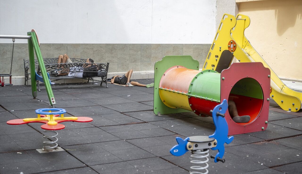 Imagen de archivo de un grupo de migrantes en un colegio de Ceuta